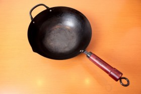 「中華鍋」 深さがある鍋なら中華鍋でなくてもOKだが、空焚きをするので、テフロン加工されていないもの。 また、燻煙で汚れた鍋を洗うのは大変なので、燻製用のものとして使うのをおすすめする。