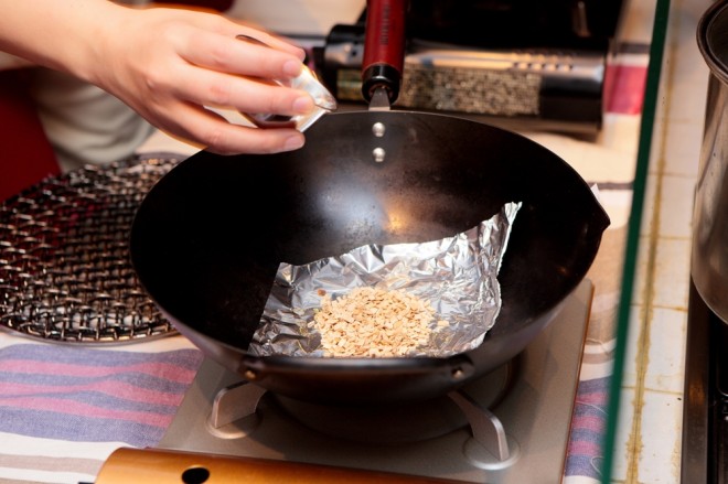 1.中華鍋にアルミホイルを敷いてスモークチップを載せる。