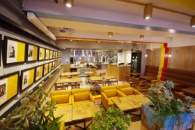 ���Ǝ�ŉ��y�Ƃ́g�o��h��񋟁@�t���ɂ��U����������CD�V���b�v�̐헪