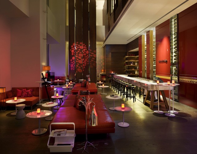 ��̓i�C�g�N���u�ɕϐg���郊�r���O���[��