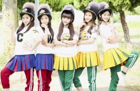 CRAYON POP�A�W���[�W�Ƀw�����b�g�p�ِ̈F�O���[�v�����{�f�r���[�I