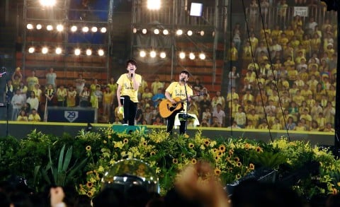 ゆず、ドラマが生まれた横浜スタジアムの弾き語りライブ！3万人で雨上がりの大合唱 | ORICON NEWS