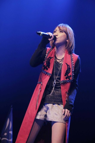 �A�����J�E�j���[���[�N�Ń��C�u�A�������Ɋϋq�𐷂�グ���B