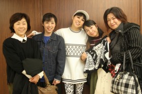 �o�b�N�X�e�[�W�Ƀt�@�������ҁc�c�T�v���C�Y�ň������o�ꂵ��AI�̃��C�u�̗l�q�����|�[�g�I