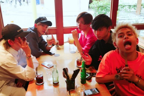 ���ꂼ��̓��ӕ���𐶂����Čł��J�Ō��΂ꂽ�����o�[