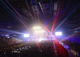 KinKi Kids���g�h���t�F�X�h�Ń��C�u�ɕ��A�A��l�Ńt�H���[�������ς��ʎp������