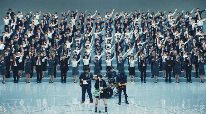 みずほ 社員400人が圧巻のダンスを披露 Jump に込められた想いとは Oricon News
