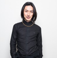 �q�b�g�̔w�i�Ɂg�U��t���h�A���@����̏���L����R���I�O���t�@�[