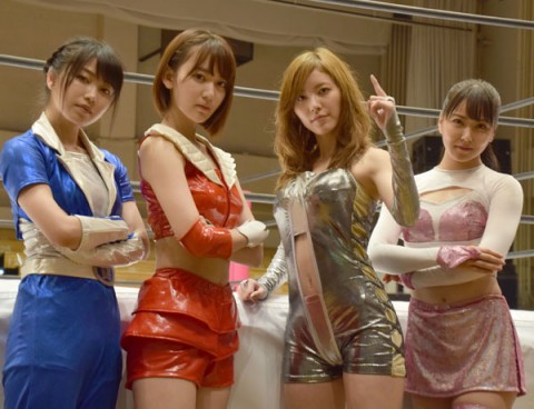 48アイドルが女子プロレスに挑戦した『豆腐プロレス』。（左から）ロングスピーチ横山、チェリー宮脇、ハリウッドJURINA、道頓堀白間