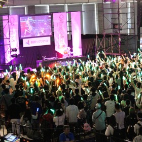 ��҂��w�j�R�j�R����c�x�ɏW�܂�S���Ƃ́H �����100�l�ɕ�����