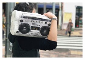 �����ŋA��΃~���[�W�V�����C���@�}�c�L���́u���W�J�Z�v�g�C���b�g�y�[�p�[�a���̔w�i