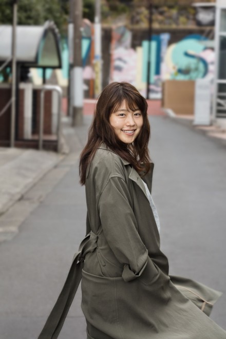 アメリ SWEAT DOCKING TRENCH COAT 有村架純さん着用 S 今だったらやれる気がする｣有村架純がありのままの“すっぴん素肌”を