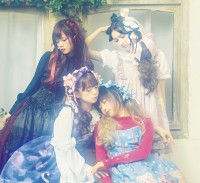 ���h���ōĒ��ڂ́u�����[�^�t�@�b�V�����v ��厏�ɕ����g�t�A���h�Ő����c�郏�P