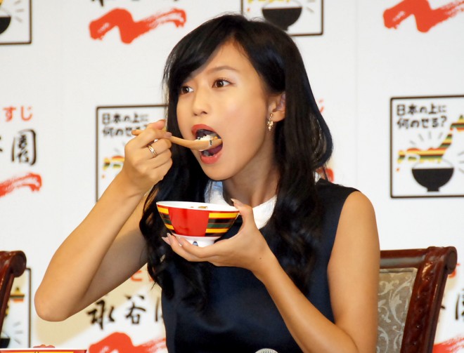 鉄板の 美女 食べる 系cm ギリギリセーフ を狙う表現方法 Oricon News