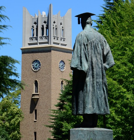 早稲田大学の象徴、大隈重信像と大隈記念講堂（提供：早稲田大学校友会）