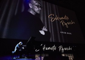 ��{����A�w��23�񊘎R���ۉf��ՁxOP�Z�����j�[�Ńs�A�m�Ƒt