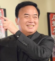 �w���̗̂��x�Łg�{���h�̉̏��͂��b��ɁA���̉̎�ɂ��J-POP�J�o�[����҂ɋ��������R