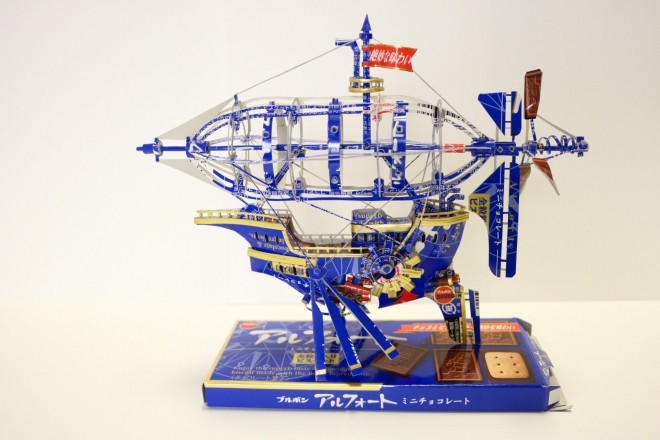 アルフォート』飛行船に16万いいね、作者に聞く “ペーパークラフト“の