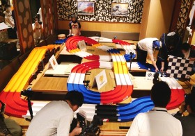 ���́u�ڔ��v�ŁA��Ƒ΍R�~�j�l�샌�[�X�@�Ǝ�̊_���z����22�Ђ��Q��