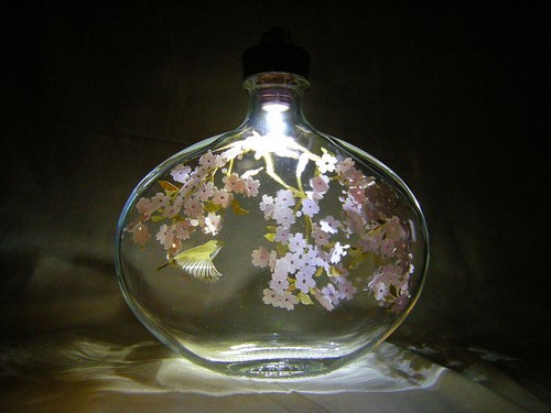瓶の中で舞うトランプ 蝶 華麗な 切り絵ボトルアート にsnsで称賛の声 Oricon News