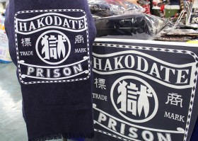 �g���h�f�U�C����L�e�B�R���{���c�h�Y�����h��Ɛ��i�ɕω��A�w�i�ɑ�^�Ƌ�̎��v��