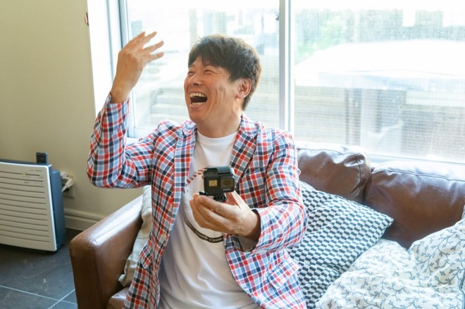 撮影を想像して笑顔