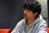 �A�W�J���㓡�����A�Ⴋ�N�ƉƂ����ւ̃��b�Z�[�W�u�X�^�[�o�c�҂����{�ɂ͕K�v�v