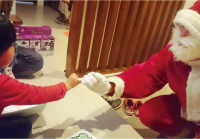 �u�N�����T���^�Ɂc�v�L����w�u�b�N�T���^�x�̊����A�����Ă���q�������Ɂh�G�{�h�ŏΊ��