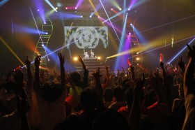 �i������u�A�j�N���v�@�N���u��t�F�X�𗽉킷��i�C�g�G���^���̋}��N