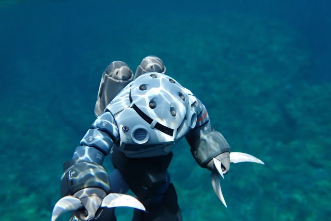 宮古島の海中を潜航するザクマリン 無謀 な 水中ガンプラ撮影 に挑んだワケ Oricon News
