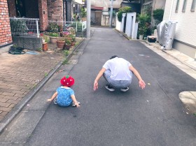 �w����Ԃ��悤�Ƃ�����ׂ��ē����|�[�Y���Ă���x1�˂̖��ɕ������u�q�͐e�̔w�����Ĉ�v