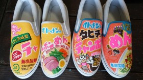 �g�����������h�ȃX�j�[�J�[��SNS�Řb��@��҂����H�i�p�b�P�[�W���C�ɕ`�����P