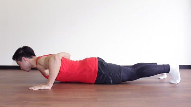 プッシュアップ（腕立て伏せ）　[2]腕を曲げ、床に胸がつくギリギリの位置まで体を落とす。[1]～[2]の動きを繰り返す。