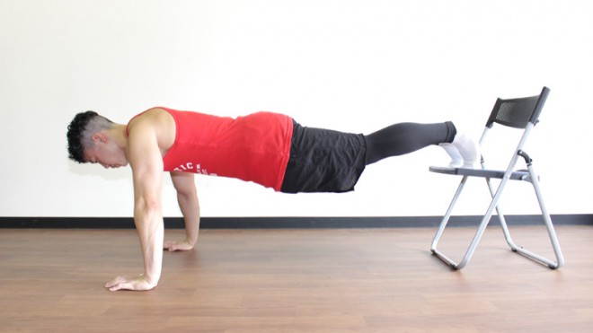 1．椅子の上につま先をのせ、腰幅に開いて安定させる。手は肩幅の1.5倍程度に開く。