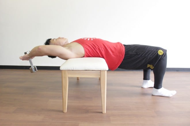 2．ダンベルをコントロールしながら下ろす。1～2の動きを繰り返す。