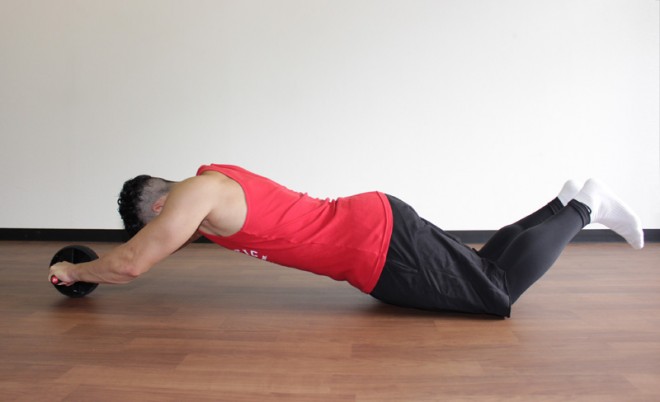 2．そのまま前方にローラーを転がし、自身の力で戻れる限界のところまで伸ばす。1～2を繰り返す。