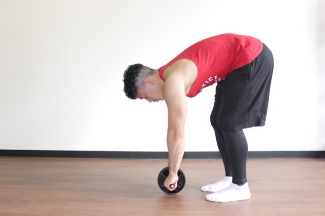 開始の時のアブローラートレーニングの体勢。膝をつかずに行い、さらに強い負荷をかける。