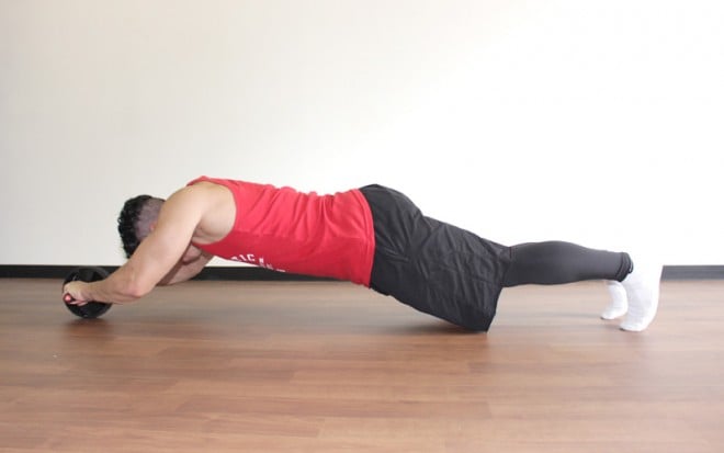 伸ばした時のアブローラートレーニングの体勢。膝をつかずに行い、さらに強い負荷をかける。