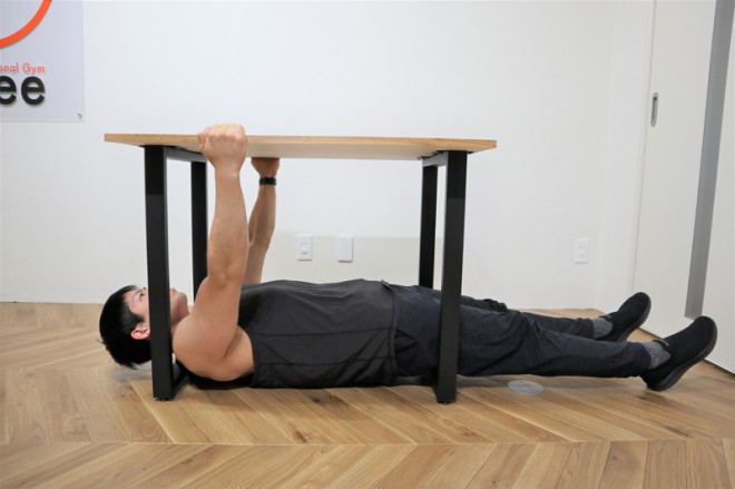 背筋を鍛える際のテーブルプルの動作３．トップの位置では肩甲骨を寄せて胸を大きく張る。