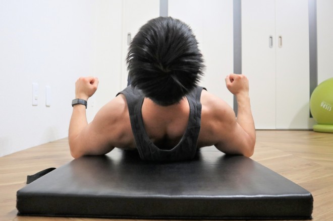背筋を鍛える際の僧帽筋を鍛えるリバースエルボープッシュアップの動作　３．上体を起こすときは腹筋の力を使わず背筋のみで体を起こす。