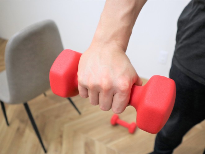 親指と人差し指を強く握ってしまうと腕の筋肉をつかいがちになる。