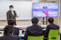 �u����ԕK�v�vFacebook�����Z�ŏ����� �R���i�Ђŋ}������SNS���p�A���߂���g���e���V�[�h�Ƃ�