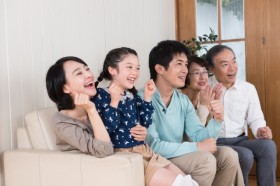 �u�v����Ăсu���L�v�ցc�R���i�ЂŌ��������g���y�̊y���ݕ��h�@�e�q�̃R�~���j�P�[�V�����c�[���ւ̉�A