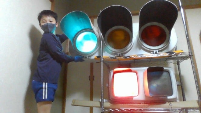 信号機を落札した小学生、独学プログラミングで点灯成功「LEDより昭和の電球式の方がなじみがあって好き」 | ORICON NEWS