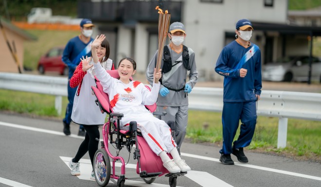 原因不明の3つの病 かかえた聖火ランナー 車椅子と自らの足で届けた サポートへの恩返し Oricon News