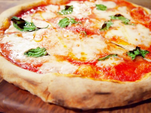 �e�s�U�`�F�[���X�̓R���i�ЂŐV���ȃT�[�r�X��W�J���Ă���