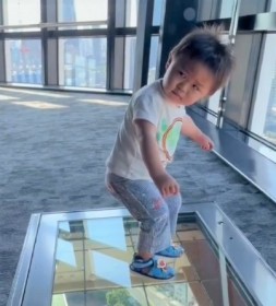 ���߂Ă̓����^���[�Ƀt���[�Y����1�˒j�̎q��800���Đ�