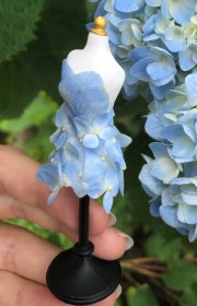 �u�A���G�b�e�B�����Ă����I�v�d���T�C�Y�̉ԃh���X�ɔ����A���ŋx�w���̍�ҁu�ԈႢ�Ȃ������e���v