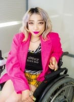 �Ԉ֎q�M�������u����������v�ɏ悹����Q�҂̖{���A��ԋ��ۑ����Ō������u�g�v�����h�ŉ����ł��Ȃ����琢�̒��͉��シ��v