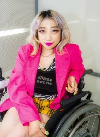 �Ԉ֎q�M�������u����������v�ɏ悹����Q�҂̖{���A��ԋ��ۑ����Ō������u�g�v�����h�ŉ����ł��Ȃ����琢�̒��͉��シ��v